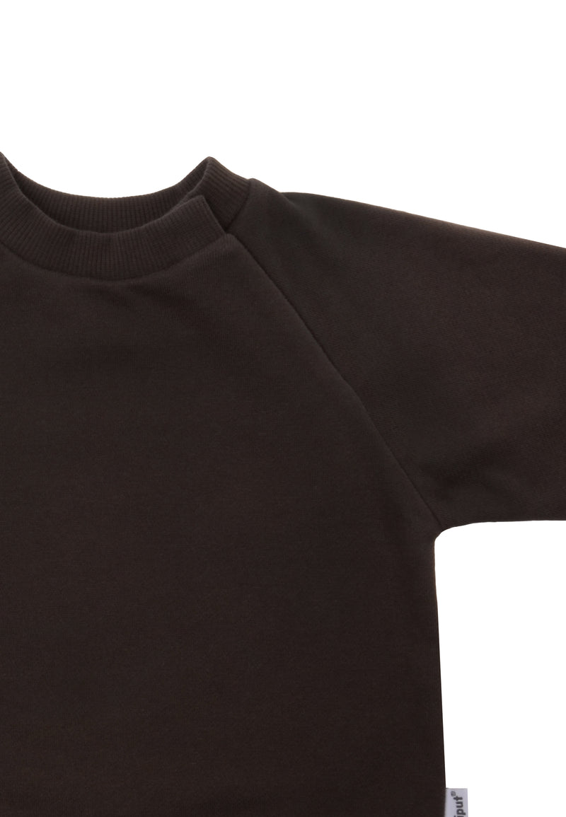 Detailaufnahme Halsausschnitt Baby Sweatshirt in braun