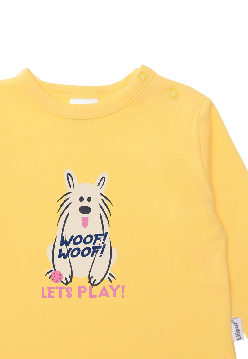 Detailfoto Langarmshirt in gelb mit witzigem Hundeprint.