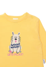 Detailfoto Langarmshirt in gelb mit witzigem Hundeprint.