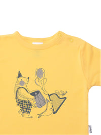 Detailfoto gelbes Langarmshirt mit Aufdruck einer musikalischen Tierbande
