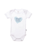 Amineckbody mit kurzem Arm in weiß und Frontprint "Mummy+Daddy = a very cute baby".