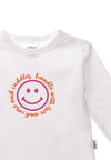Detailfoto Langarmshirt in weiß mit Druckknöpfen auf der Schulter und pink-orangem Print.