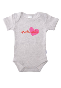 Kurzarmbody in grau melange mit Wording "große Liebe"