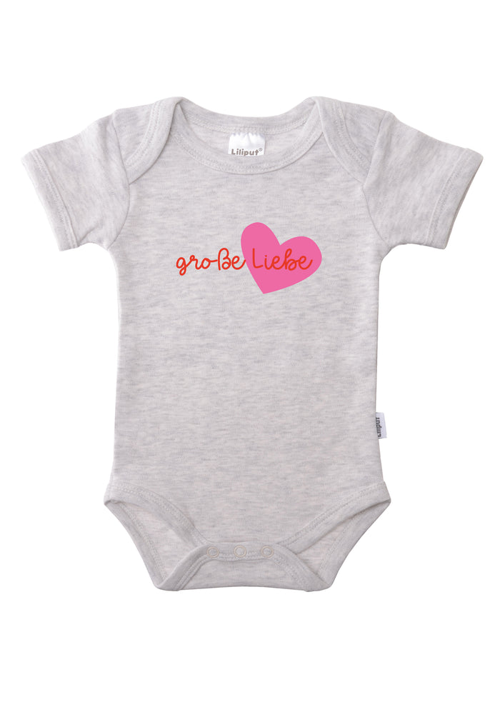 Kurzarmbody in grau melange mit Wording "große Liebe"