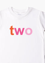 Kinder-T-Shirt aus Bio-Baumwolle in weiß mit "two" in bunt