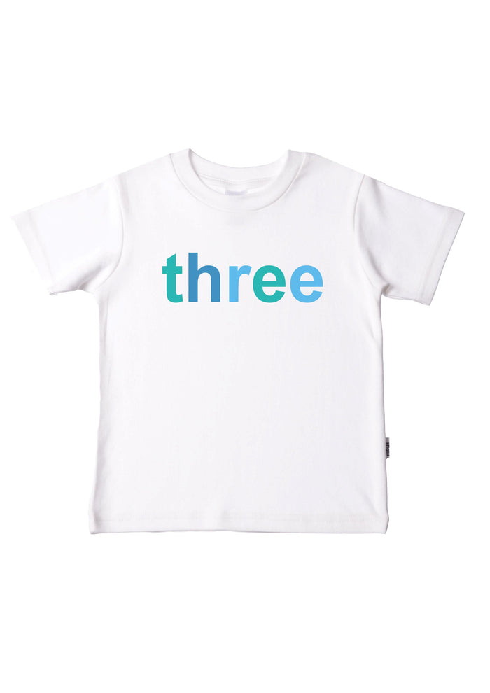 Kinder-T-Shirt aus Bio-Baumwolle in weiß mit "three" in blau