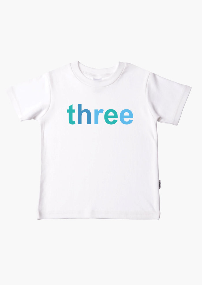 Kinder-T-Shirt aus Bio-Baumwolle in weiß mit "three" in blau