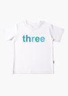 Kinder-T-Shirt aus Bio-Baumwolle in weiß mit "three" in blau