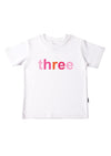 Kinder-T-Shirt aus Bio-Baumwolle in weiß mit "three" in bunt
