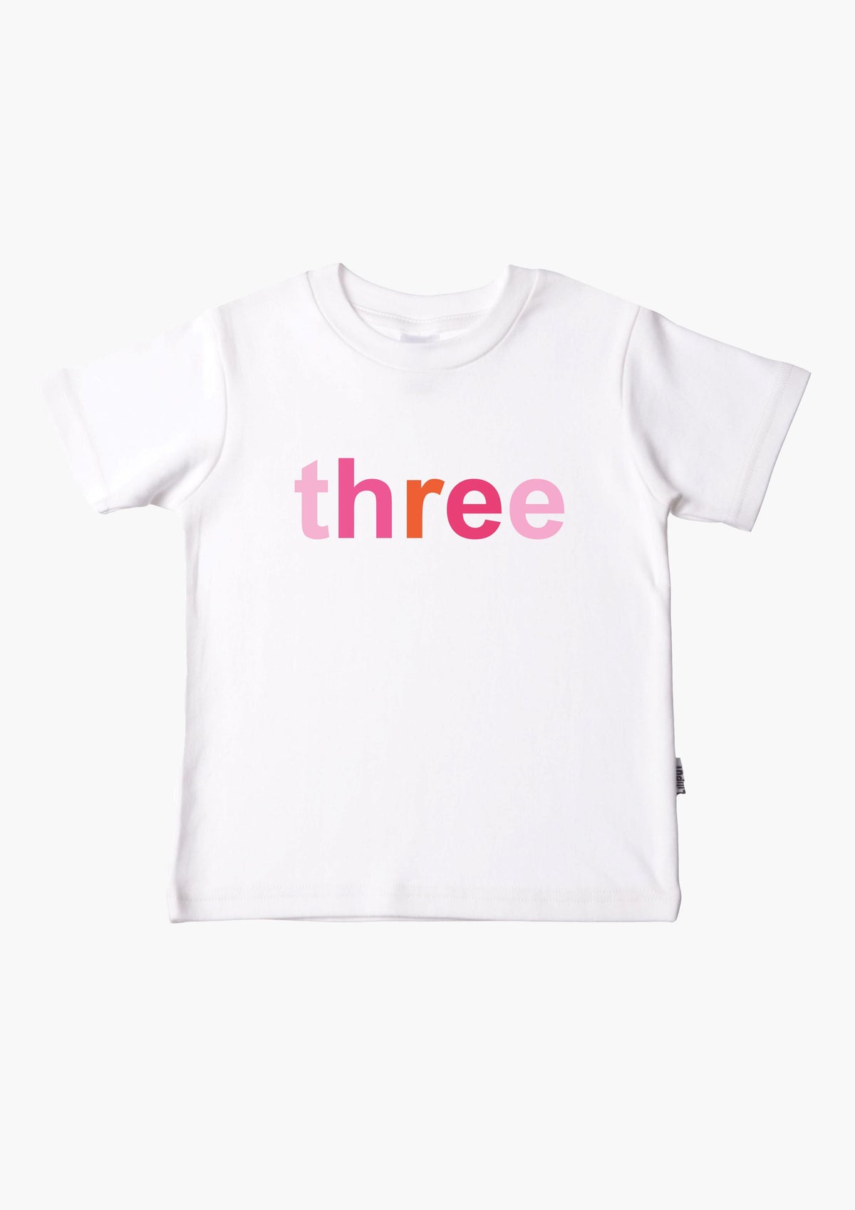 Kinder-T-Shirt aus Bio-Baumwolle in weiß mit "three" in bunt
