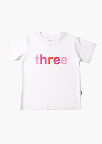 Kinder-T-Shirt aus Bio-Baumwolle in weiß mit "three" in bunt