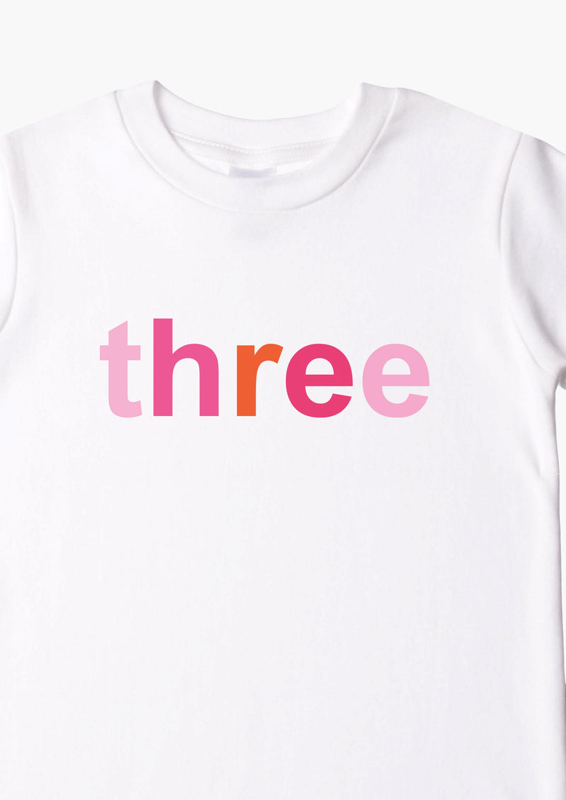 Kinder-T-Shirt aus Bio-Baumwolle in weiß mit "three" in bunt