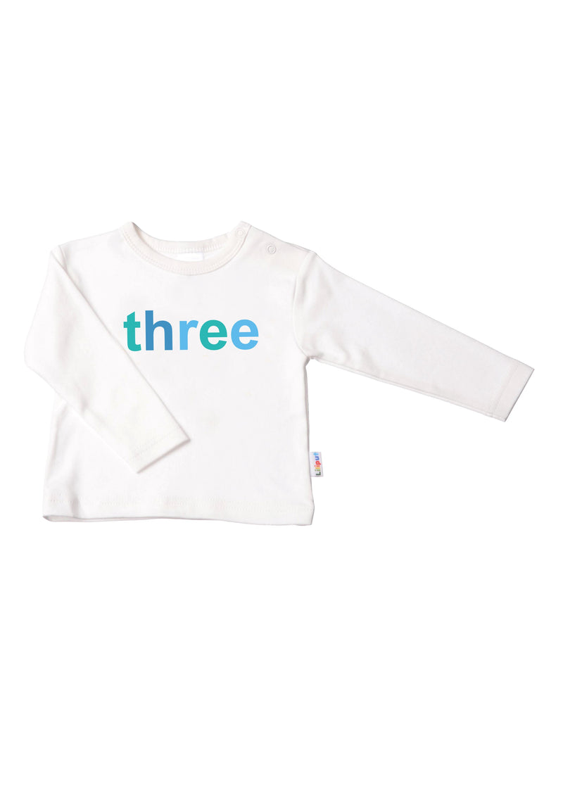 Kinder-Langarmshirt in ecru mit "three" in blau