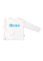 Kinder-Langarmshirt in ecru mit "three" in blau