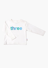 Kinder-Langarmshirt in ecru mit "three" in blau