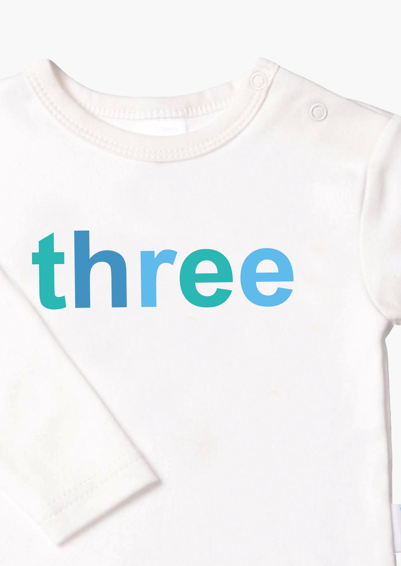 Kinder-Langarmshirt in ecru mit "three" in blau