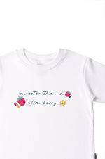 Kinder-T-Shirt aus Bio-Baumwolle in weiß mit Erdbeeren-Druck