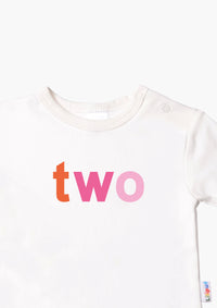 Kinder-Langarmshirt in ecru mit "two" in bunt