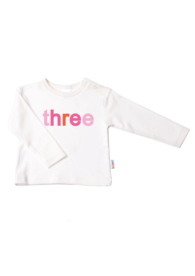 Kinder-Langarmshirt in ecru mit "three" in bunt