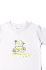 Detailfoto von weißem Bio Baumwoll T-shirt mit Rundhals Ausschnitt und Leo Aufdruck
