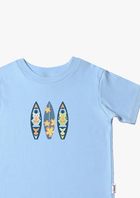 Kinder-T-Shirt aus Bio-Baumwolle in hellblau mit Surfboards
