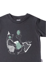 Detailfoto Rundhals Ausschnitt T-Shirt mit Tierprint die musizieren