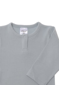 Detailfoto Rippenbody in blau mit Druckknopf