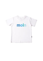 weißes T-Shirt aus Bio-Baumwolle mit buntem Wording "Moin" in blau Nuancen