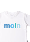 Detail weißes T-Shirt Bio Baumwolle mit Wording "Moin" in blau Nuancen