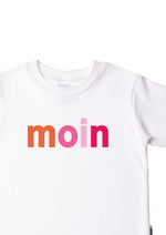 Detail weißes T-Shirt Bio Baumwolle mit Wording "Moin" mit bunten Buchstaben