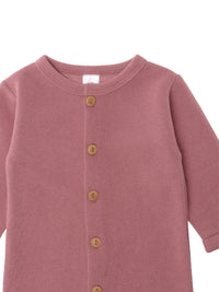 Detailfoto Ribstrick Overall mit Holzknöpfen
