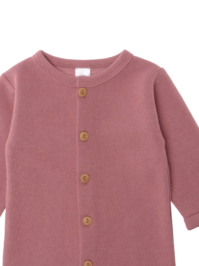 Detailfoto Ribstrick Overall mit Holzknöpfen