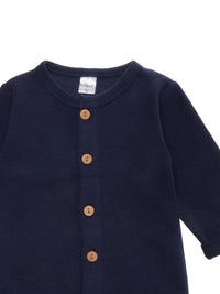 Detailfoto Ribstrick Overall mit Holzknöpfen