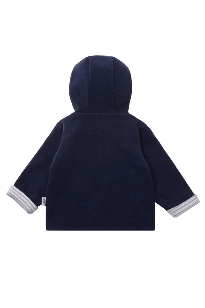 Rückseite der langen Rib Strick Jacke in marine mit umkrempelbarem Saum