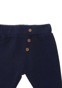 Detailfoto Ribstrickhose in marine mit Knöpfen in Holzoptik 