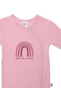 Detailansicht des Overalls mit Regenbogen Print.