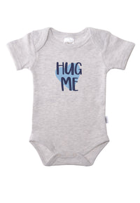 Kurzarmbody in grau melange mit Frontprint "hug me" in marine.