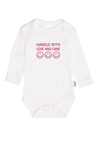 Weißer Amineckbody mit Aufdruck "handle with love and care" und 3 Smileys.