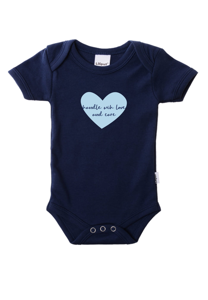 Kurzarmbody in marine mit Herzchen Print und Wording "handle with love and care".