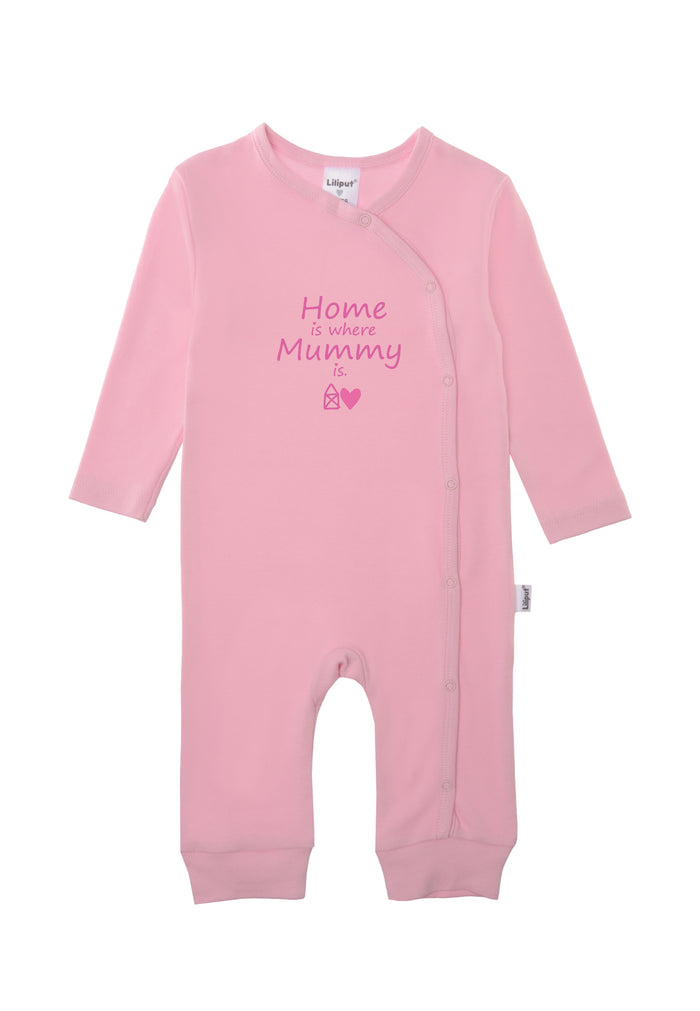 Overall mit schräger Druckknopfleiste und Print "home is where mummy is" in rosa.