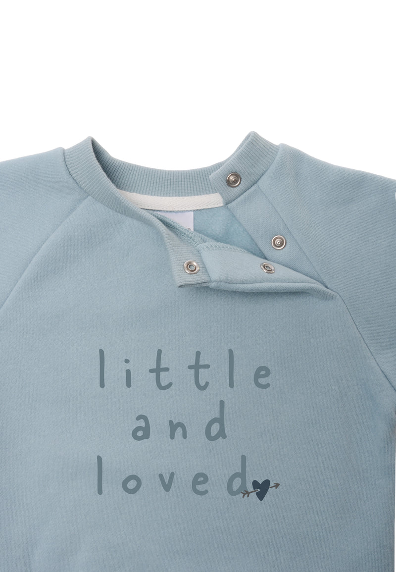 Detailaufnahme Halsausschnitt des weichen Sweatshirts mit Print "little and loved":