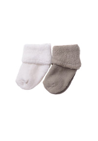 2 Paar Socken in weiß und grau, die perfekt zum Set passen.