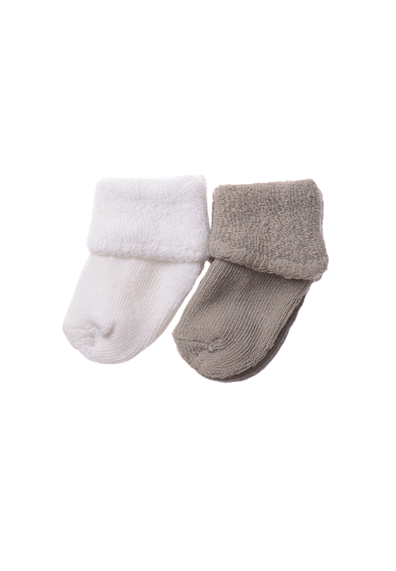 2 Paar Socken in weiß und grau, die perfekt zum Set passen.