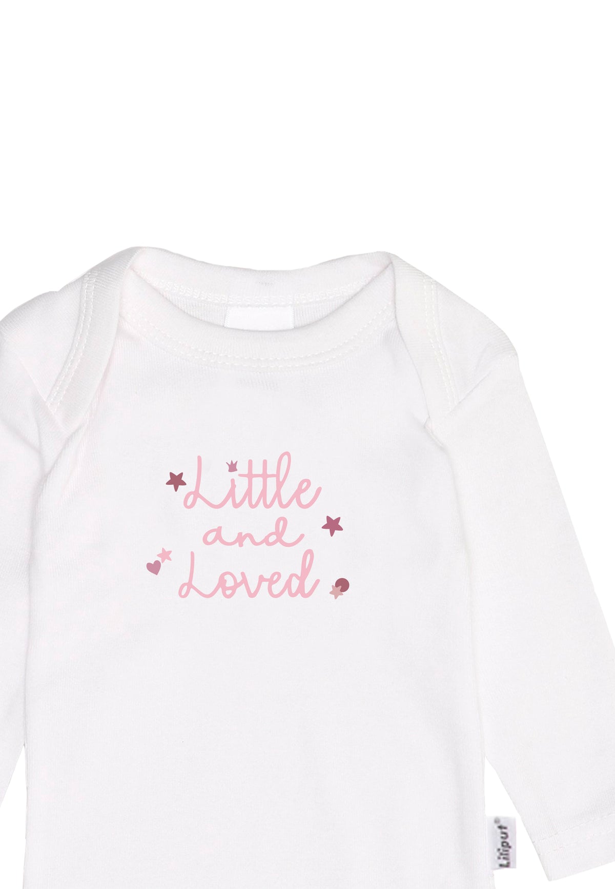 Detailaufnahme des weißen Langarm Amineckbodies mit rosa Print "little and loved".