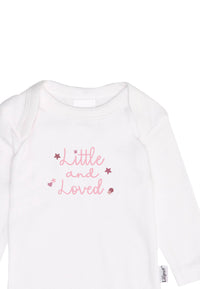 Detailaufnahme des weißen Langarm Amineckbodies mit rosa Print "little and loved".
