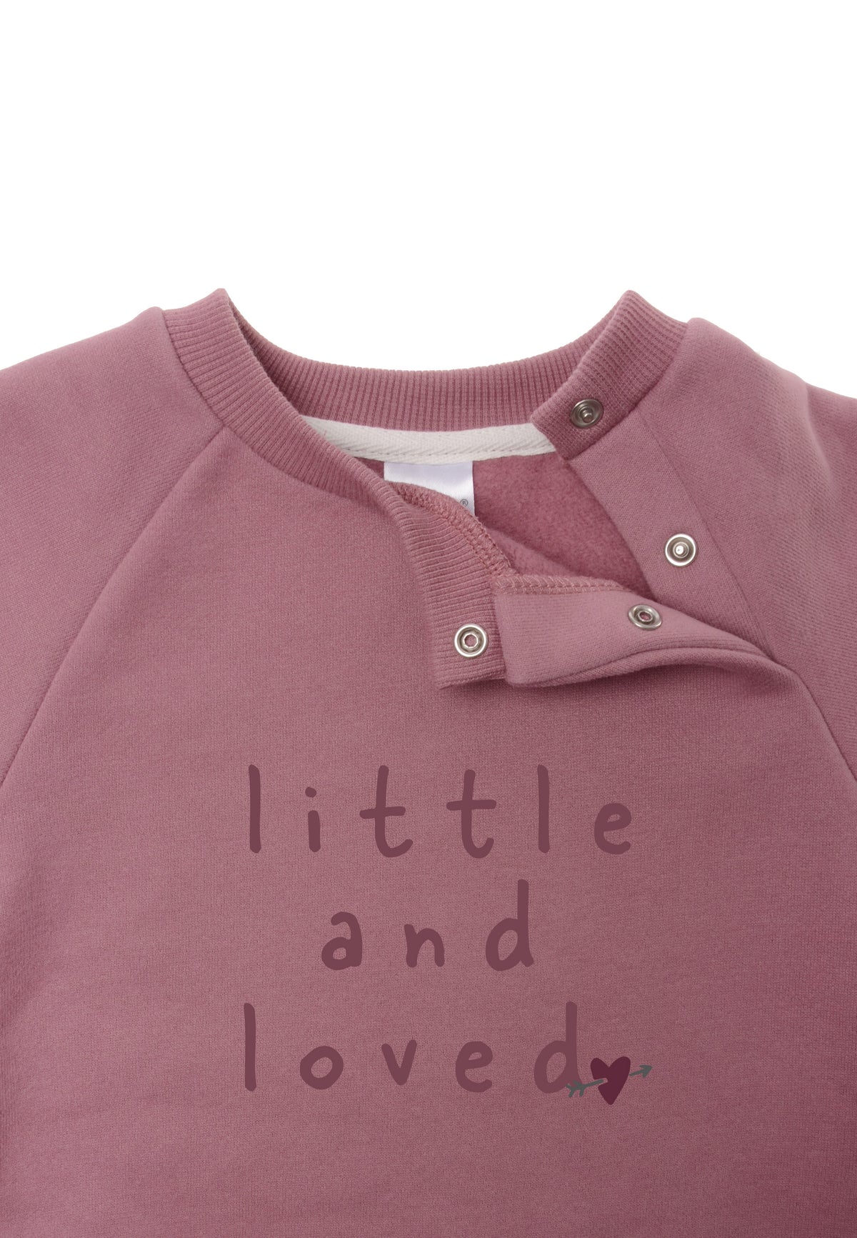  Detailaufnahme Sweatshirt in rosè mit Wording "little and loved".