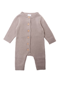 Strickoverall in taupe mit langen Arm und feinem Strickbild.