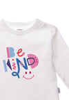 Detailfoto Langarmshirt in weiß mit buntem Wording "be kind."