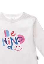 Detailfoto Langarmshirt in weiß mit buntem Wording "be kind."