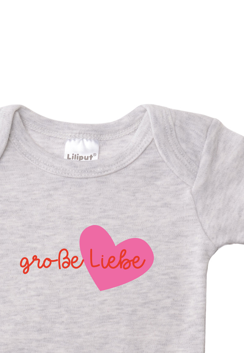 Detailaufnahme Kurzarmbody in grau mit Wording "große Liebe" in rot und pinkem Herz.